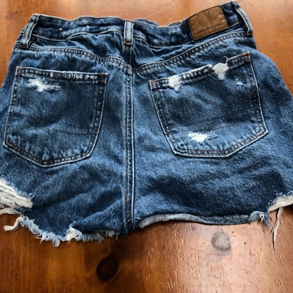 American Eagle size 2 Jean shorts- fun shorts to wear for those long summer days - Picture 7 of 9